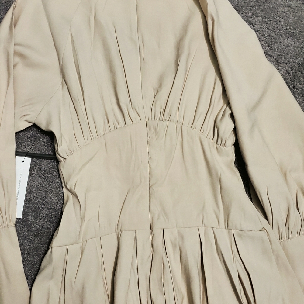 A Beige xs Lani the label dress 👗